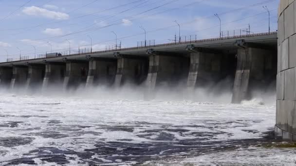 Descarga Agua Estación Hidroeléctrica Por Encima Del Puente Para Transporte — Vídeos de Stock