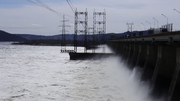 Descarga Agua Estación Hidroeléctrica Por Encima Del Puente Para Transporte — Vídeo de stock