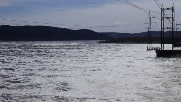 Scarico Acqua Presso Centrale Idroelettrica Sopra Ponte Trasporto — Video Stock