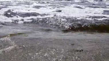 Hızlı Akış Nehri üzerinde. Köpük su üzerinde yüzer. Doğanın gücünü.