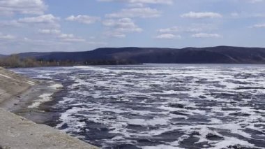 Hızlı Akış Nehri üzerinde. Köpük su üzerinde yüzer. Doğanın gücünü.