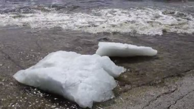 Hızlı Akış Nehri üzerinde. Köpük su üzerinde yüzer. Doğanın gücünü.