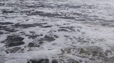Hızlı Akış Nehri üzerinde. Köpük su üzerinde yüzer. Doğanın gücünü.
