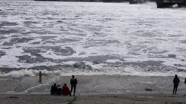 Сброс Воды Гэс Быстрый Ток Берегу Молодые Люди Наслаждаются Природой — стоковое видео