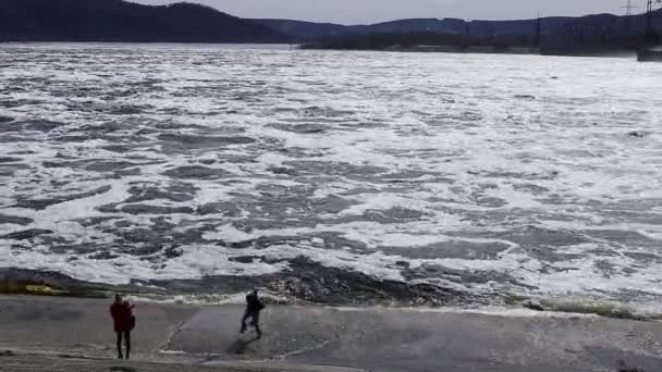 Utsläpp Vatten Den Hydroelektriska Stationen Snabb Ström Stranden Njuta Ungdomar — Stockvideo