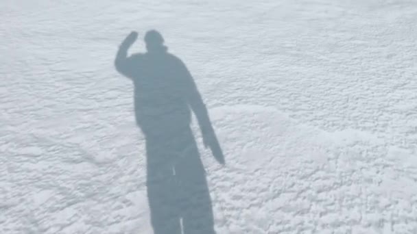 Ein Mann Warmer Kleidung Geht Schnee Spazieren Nur Ein Schatten — Stockvideo