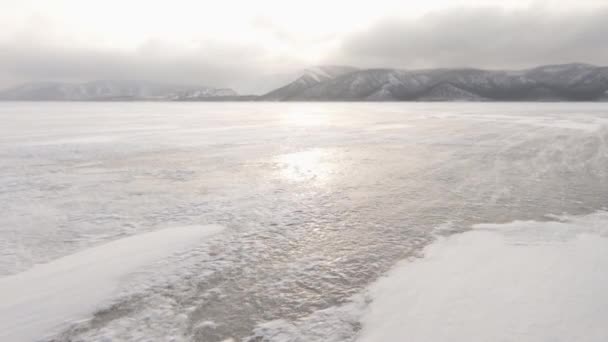 Hielo Gran Río Viento Sopla Sopla Nieve Día Helado Invierno — Vídeos de Stock