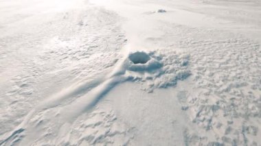Büyük nehirde buz. Rüzgar esiyor ve kar esiyor. Soğuk bir kış günü. Saf doğa, temiz hava..