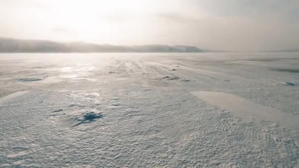 Лед Большой Реке Ветер Дует Дует Снег Холодный Зимний День — стоковое видео