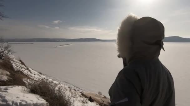 Kvinna Jacka Står Klippa Stark Vind Och Kyla Och Snö — Stockvideo