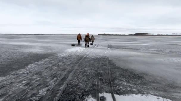 Большая Река Зимой Рыбаки Ходят Плоскому Льду Сани Шестернями Тащат — стоковое видео