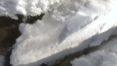 Buzda çatlak var. Saf beyaz kar ve su. Yakın plan..