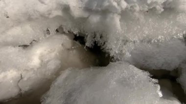 Buzda çatlak var. Saf beyaz kar ve su. Yakın plan..