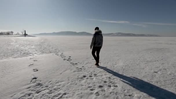 Μεγάλο Ποτάμι Χειμώνα Μια Γυναίκα Περπατάει Στον Πάγο Μια Παγωμένη — Αρχείο Βίντεο