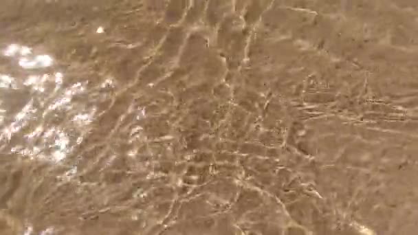 Agua Pura Clara Arena Amarilla Brillante Resplandor Del Sol Primer — Vídeo de stock