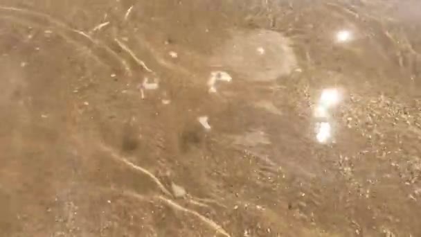 Agua Pura Clara Arena Amarilla Brillante Resplandor Del Sol Primer — Vídeo de stock