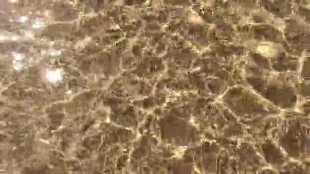 Καθαρό Καθαρό Νερό Και Κίτρινη Άμμος Φωτεινή Λάμψη Του Ήλιου — Αρχείο Βίντεο
