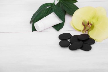 Orkide çiçekleri ve spa araçları ile sağlık arka plan: krem, losyon, havlu ve 