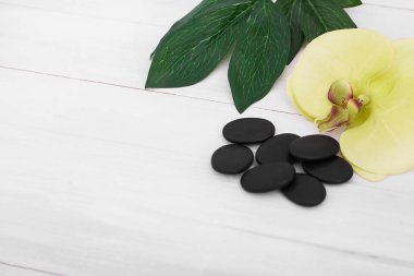 Orkide çiçekleri ve spa araçları ile sağlık arka plan: krem, losyon, havlu ve 