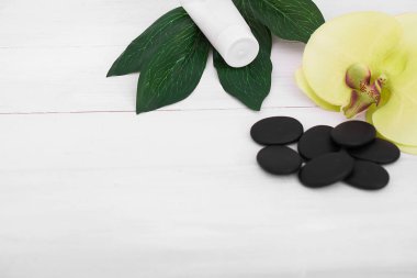 Orkide çiçekleri ve spa araçları ile sağlık arka plan: krem, losyon, havlu ve 