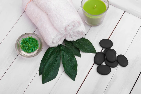 Belle composition de soins spa sur table blanche en bois — Photo