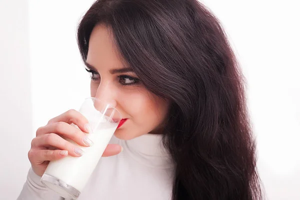 Красивая молодая женщина держит стакан молока — стоковое фото