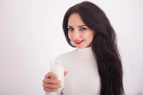 可爱健康的女人从孤立的白色背景上一杯喝牛奶. — 图库照片