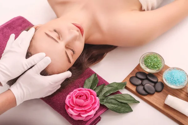 Piękna młoda kobieta relaksująca się w salonie spa — Zdjęcie stockowe