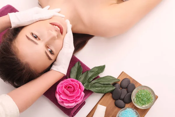 Güzellik merkezinde profesyonel yüz masajı altında bir kadın. — Stok fotoğraf