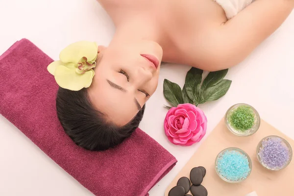 Femme sous massage facial professionnel dans un spa de beauté — Photo