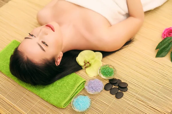 Schöne junge Frau entspannt im Wellness-Salon — Stockfoto