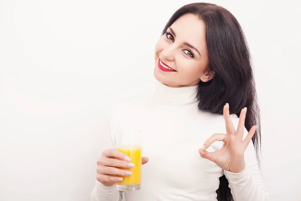 다이어트입니다. 오렌지 주스를 마시는 그림을 따르는 아름 다운 젊은 여자. 건강 한 식 생활의 개념입니다. 흰색 배경. — 스톡 사진