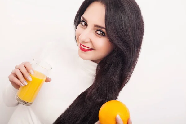 饮食。一个美丽的小女孩如下图，喝橙汁。健康饮食的概念。白色背景. — 图库照片