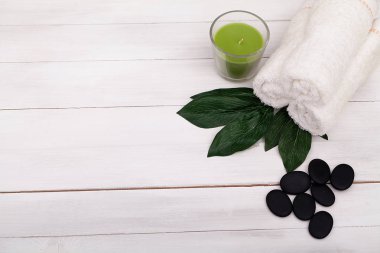 Spa ve masaj sağlıklı tedaviler için frangipany çiçekli bahar ayarlama veya yaz doğa arka plan