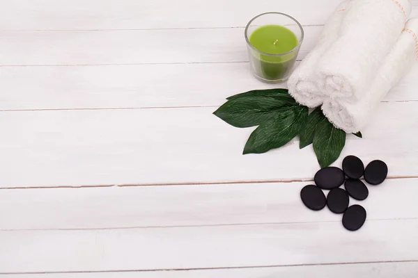 Bodegón spa con aceite de lavanda, toalla blanca y vela perfumada sobre madera natural — Foto de Stock