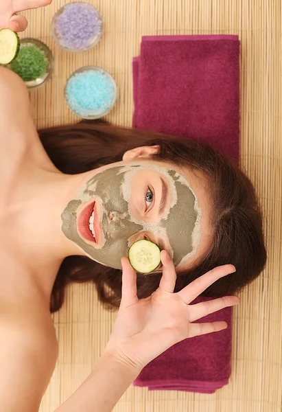 Spa. Cuidado Facial. Mulher cuidando de seu rosto em tratamentos de spa — Fotografia de Stock
