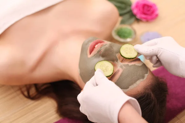 Spa. Cuidado Facial. Mulher bonita recebendo um tratamento facial no salão de beleza — Fotografia de Stock