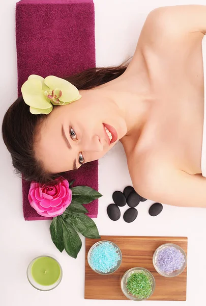 Spa. Yüz bakımı. Güzel genç kadın rahatlatıcı spa salonda — Stok fotoğraf