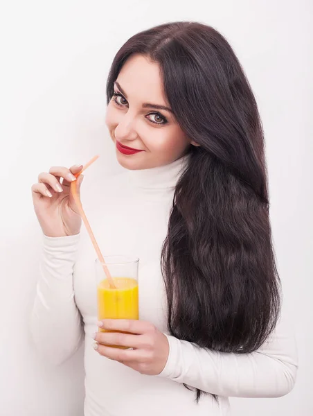 オレンジ ジュースを飲む幸せ笑顔の若い女性 — ストック写真