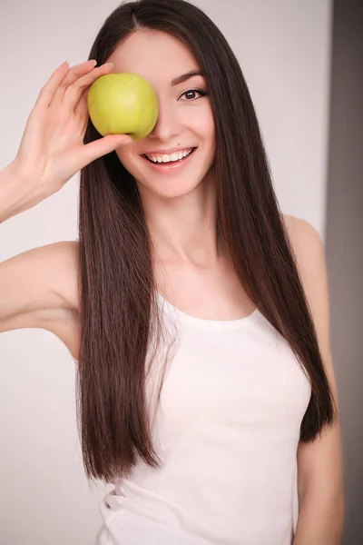 Dieta. La joven hermosa chica que cuida de su figura, haciendo elecciones de alimentos saludables, fruta fresca. El concepto de alimentación saludable —  Fotos de Stock