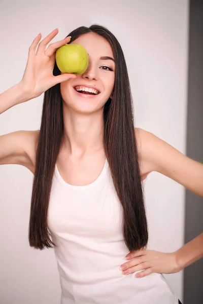 Dieta. La joven hermosa chica que cuida de su figura, haciendo elecciones de alimentos saludables, fruta fresca. El concepto de alimentación saludable —  Fotos de Stock