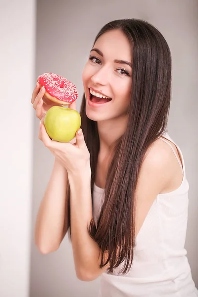 Régime alimentaire. Femme mesurant le poids corporel sur l'échelle de pesée tenant donut et pomme. Les bonbons sont malsains malbouffe. Régime alimentaire, saine alimentation, mode de vie. Perte de poids. Obésité — Photo