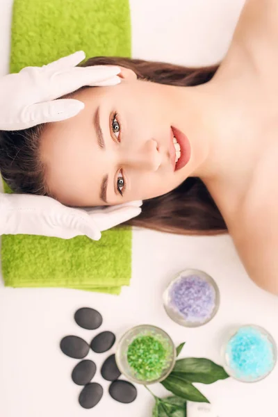 Cura del corpo. Trattamento Spa massaggio corpo. La ragazza si rilassa nel salone spa — Foto Stock