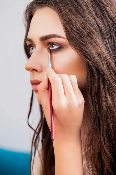 Concepto de belleza y maquillaje - primer plano retrato de la mujer hermosa conseguir maquillaje profesional con cepillo — Foto de Stock