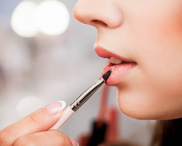 Beauty, make up, cosmetics and people concept - close up of smiling young woman face applying blush with makeup brush — Stock Photo, Image