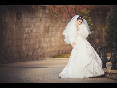 merdivenlerde eski posing gelin evi terk etti.