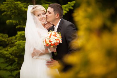 Gelin ve damat gün açık havada yürüyüş düğününde Doğa bahar