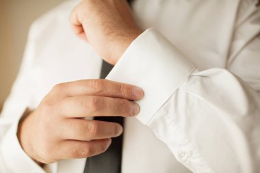 şık düğün sabah damat takım elbiseli pişirme
