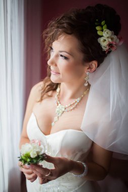 Güzel gelinin portresi. Gelinlik. Düğün süslemesi