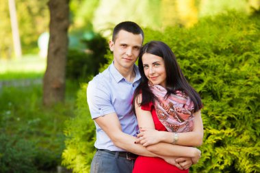 Genç çift eğleniyor ve güzel doğanın tadını çıkarıyor.